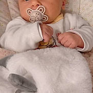 Arthur a rejoint le concours — aidez-le/la à gagner de superbes lots ! baby, pacifier, blanket, cushion, infant, clothing, face, hand, indoor, comfort, cute, soft, child, newborn, person, resting, expression, closeup, sleepy, warm