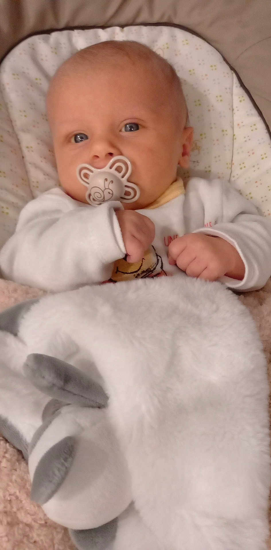 Arthur a rejoint le concours — aidez-le/la à gagner de superbes lots ! baby, pacifier, blanket, cushion, infant, clothing, face, hand, indoor, comfort, cute, soft, child, newborn, person, resting, expression, closeup, sleepy, warm