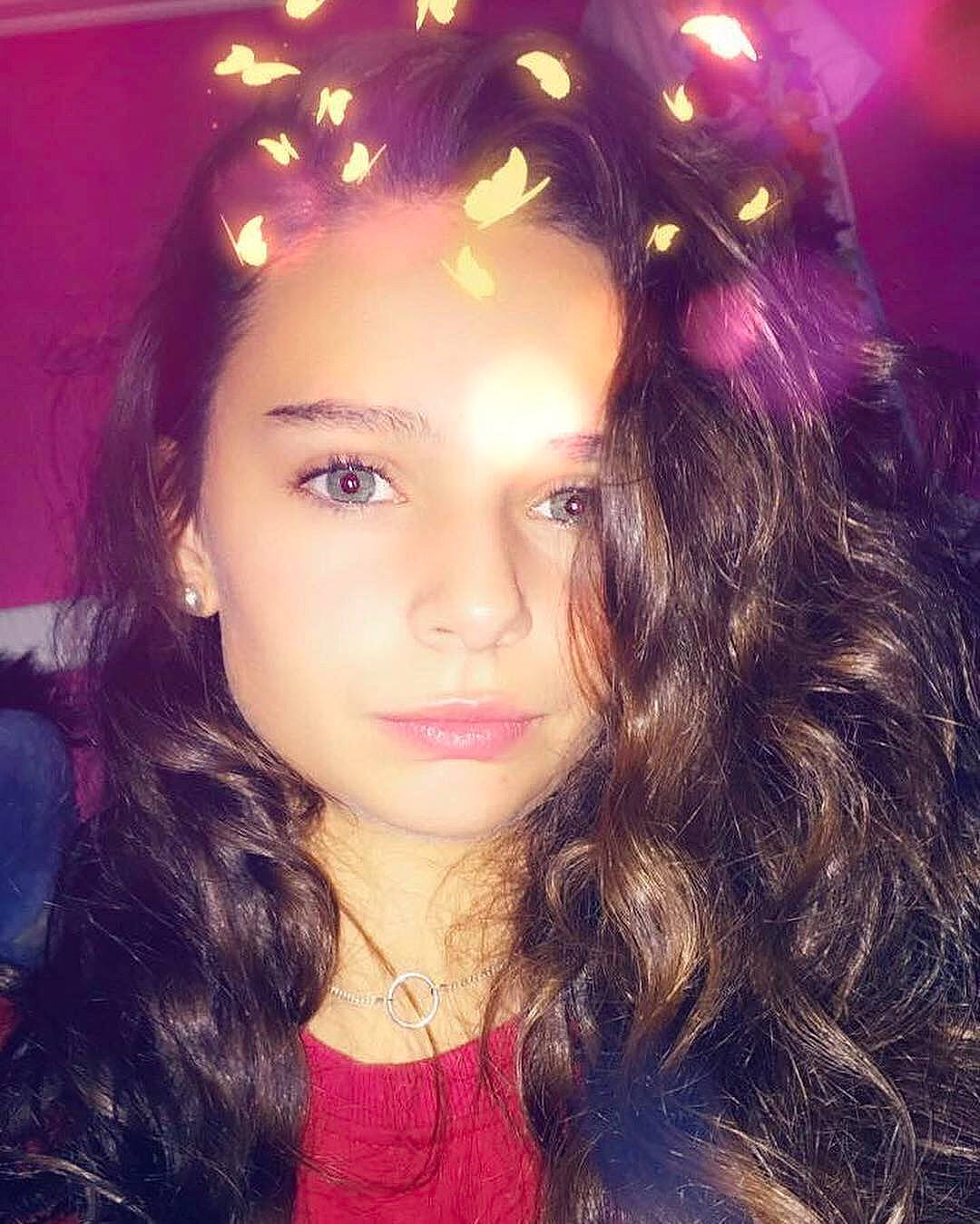 Anais a rejoint le concours — aidez-le/la à gagner de superbes lots ! bangs, beauty, black_hair, brown_hair, cheek, eyebrow, face, forehead, girl, hair, hair_accessory, hair_coloring, hairstyle, human_hair_color, lip, long_hair, person, purple, selfie, smile