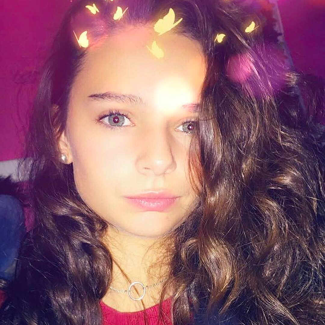 Anais a rejoint le concours — aidez-le/la à gagner de superbes lots ! bangs, beauty, black_hair, brown_hair, cheek, eyebrow, face, forehead, girl, hair, hair_accessory, hair_coloring, hairstyle, human_hair_color, lip, long_hair, person, purple, selfie, smile