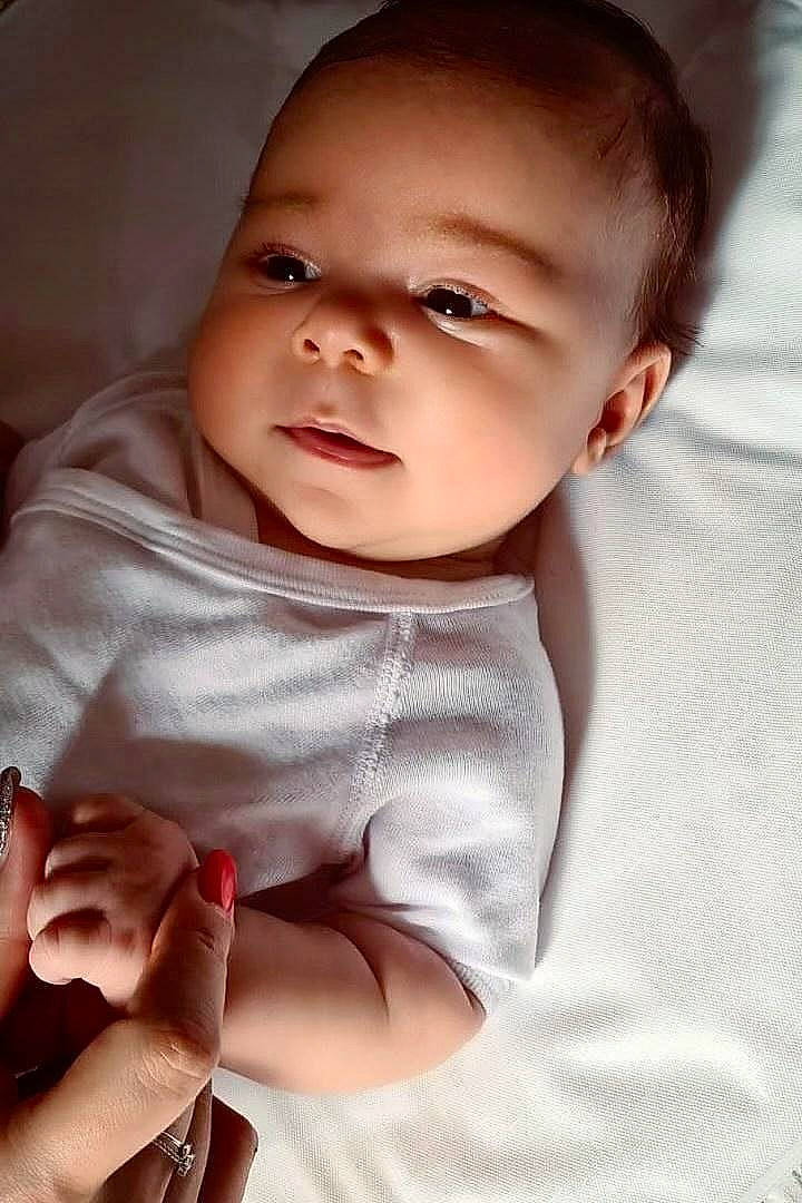 Chelsea participe au concours pour gagner de l'argent avec cette photo : baby, baby_toddler_clothing, cheek, comfort, dress, eyebrow, finger, gesture, hand, happy, human_body, iris, lip, mouth, nose, person, skin, sleeve, smile, thumb