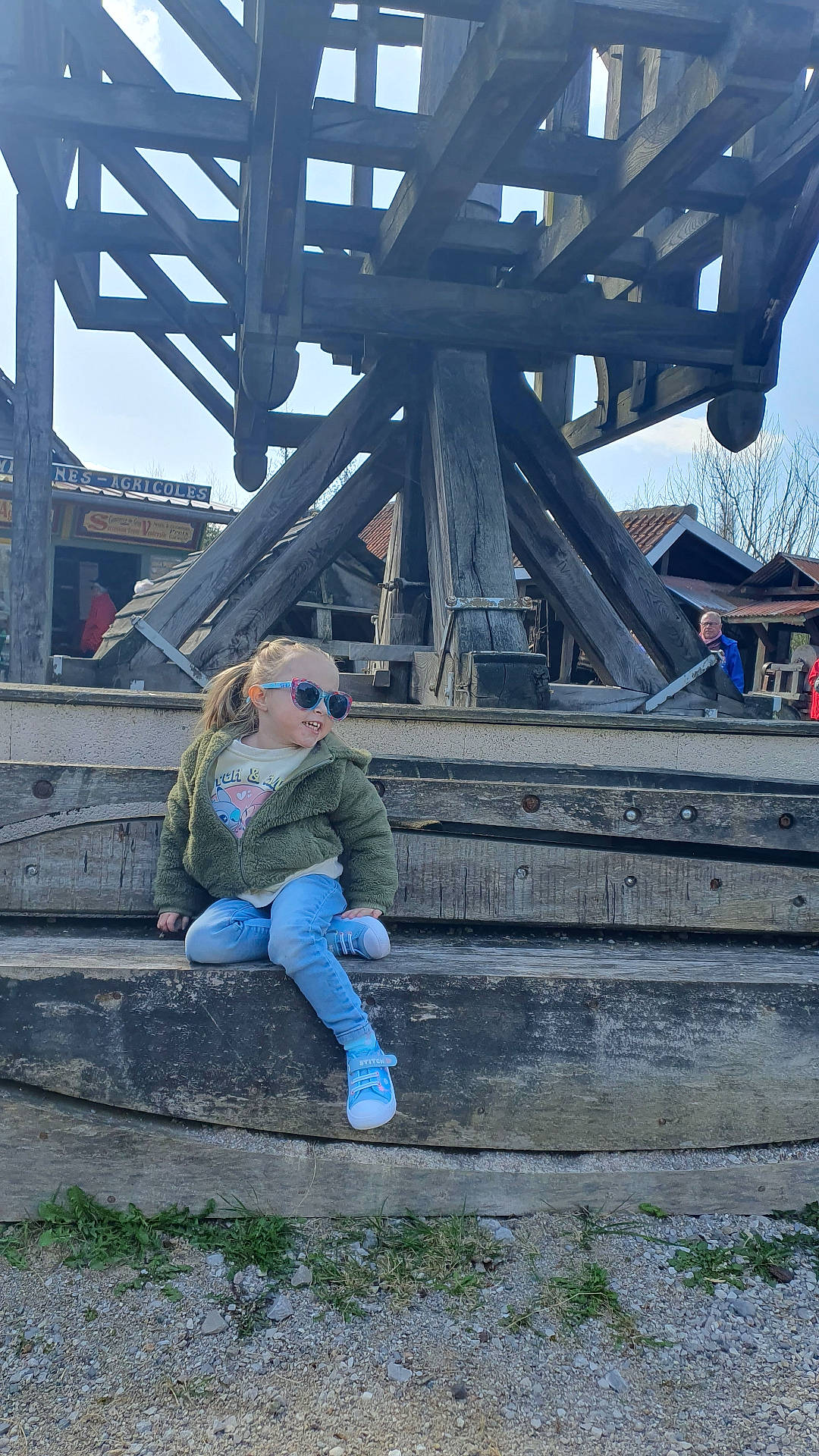 Ilyana a rejoint le concours — aidez-le/la à gagner de superbes lots ! accessories, architecture, building, child, clothing, face, female, footwear, girl, glasses, head, jeans, pants, person, photography, portrait, shoe, sitting, sunglasses, wood