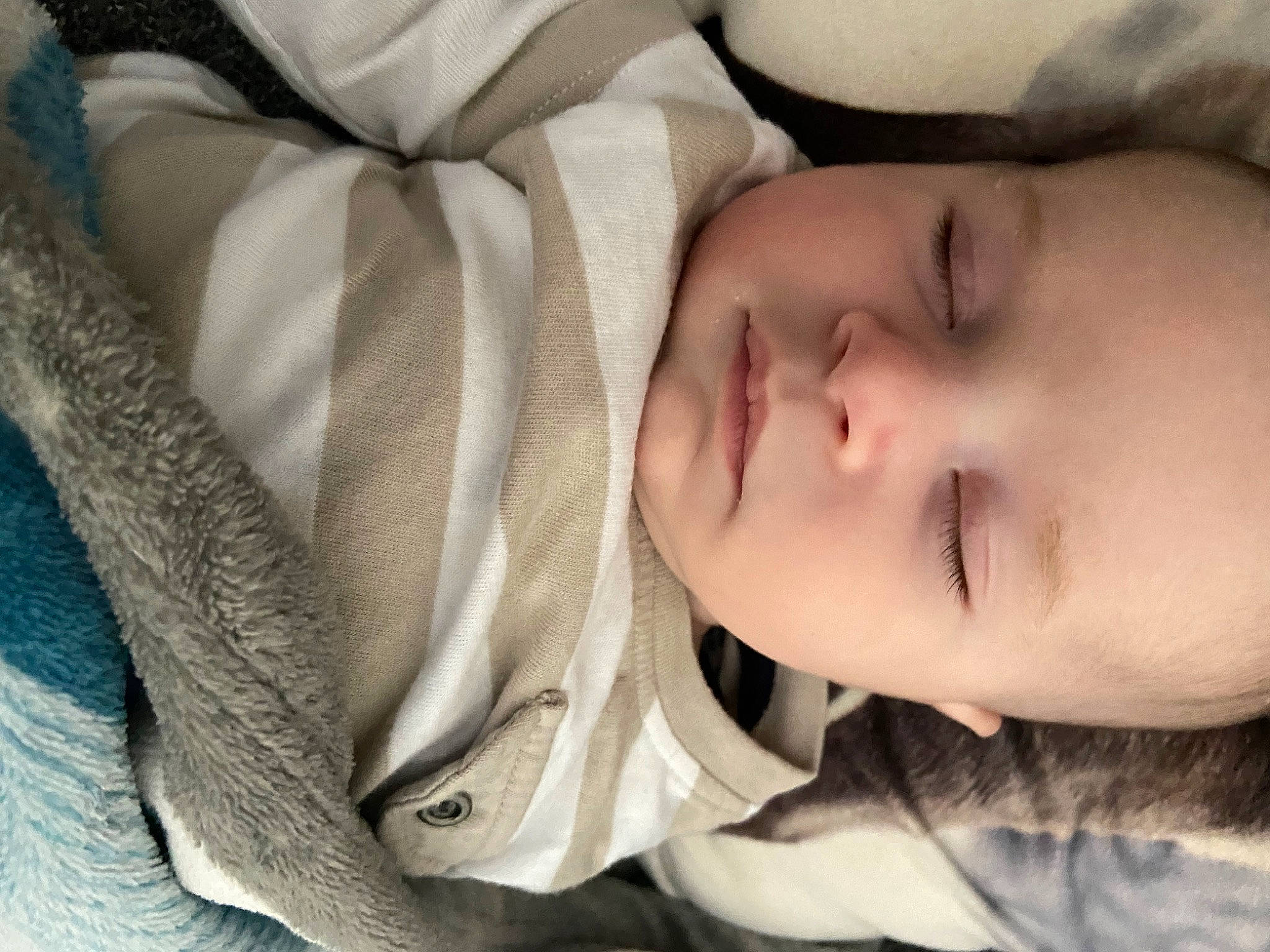 Loris participe au concours pour gagner de l'argent avec cette photo : baby, baby_toddler_clothing, bedtime, cheek, child, chin, comfort, eye, eyebrow, eyelash, face, hand, iris, lip, mouth, nose, person, skin, sleeve, toddler