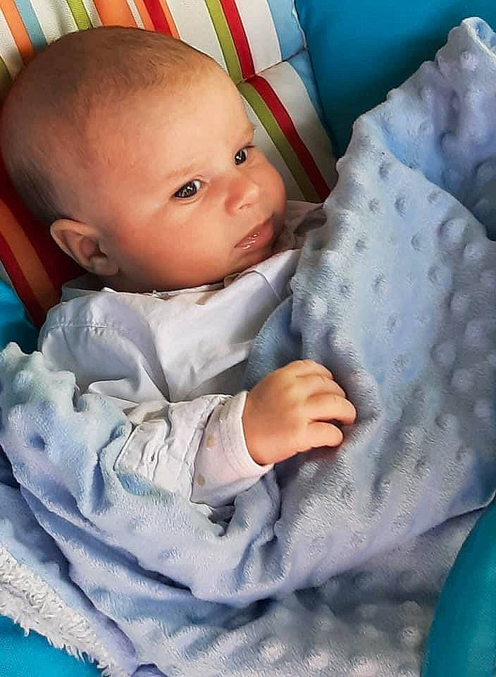 Loris participe au concours pour gagner de l'argent avec cette photo : baby, baby_sleeping, baby_toddler_clothing, blue, cheek, chin, comfort, eye, face, facial_expression, green, iris, mouth, nose, person, product, skin, sleeve, textile, toddler