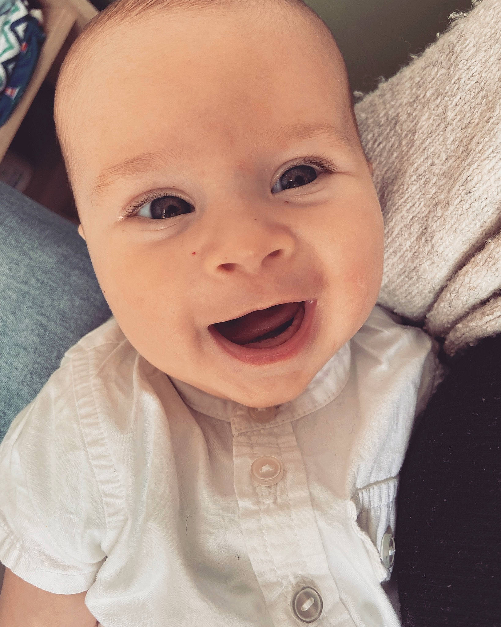 Loris a rejoint le concours — aidez-le/la à gagner de superbes lots ! baby_toddler_clothing, cheek, ear, eye, eyebrow, eyelash, facial_expression, gesture, happy, human_body, iris, jaw, lip, mouth, nose, person, skin, sleeve, smile, tongue