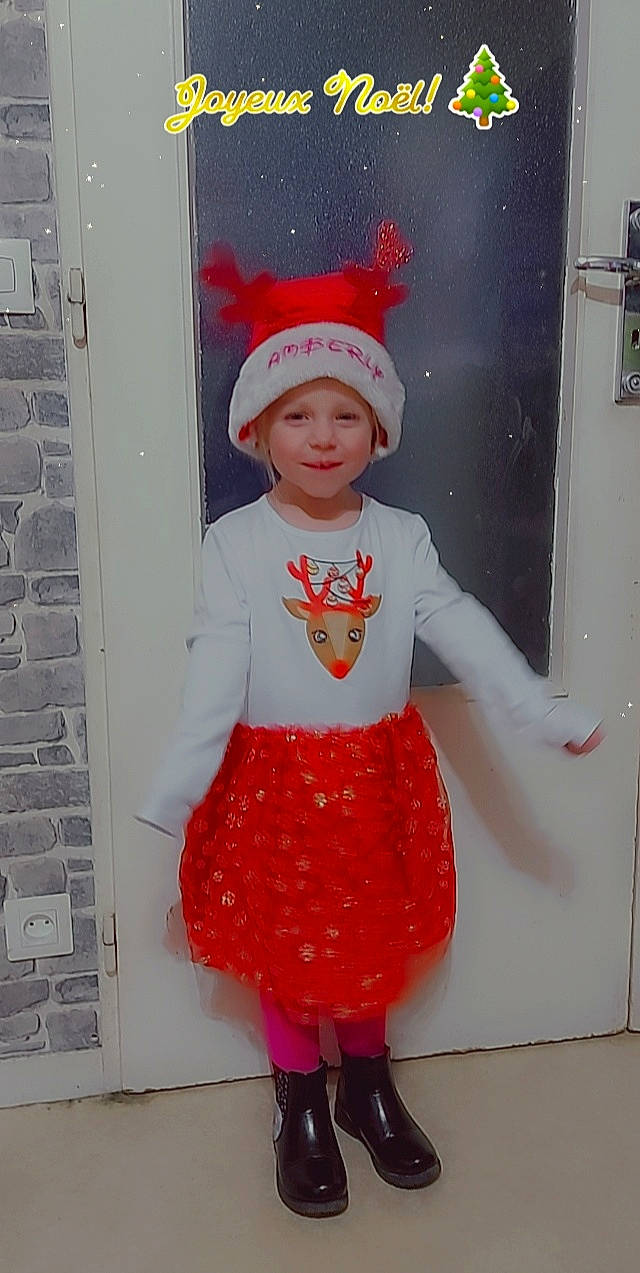 Amberly a rejoint le concours — aidez-le/la à gagner de superbes lots ! arm, art, cap, costume_hat, fashion, fashion_design, glove, headgear, headwear, joy, magenta, orange, pattern, person, pink, red, sleeve, smile, standing, street_fashion