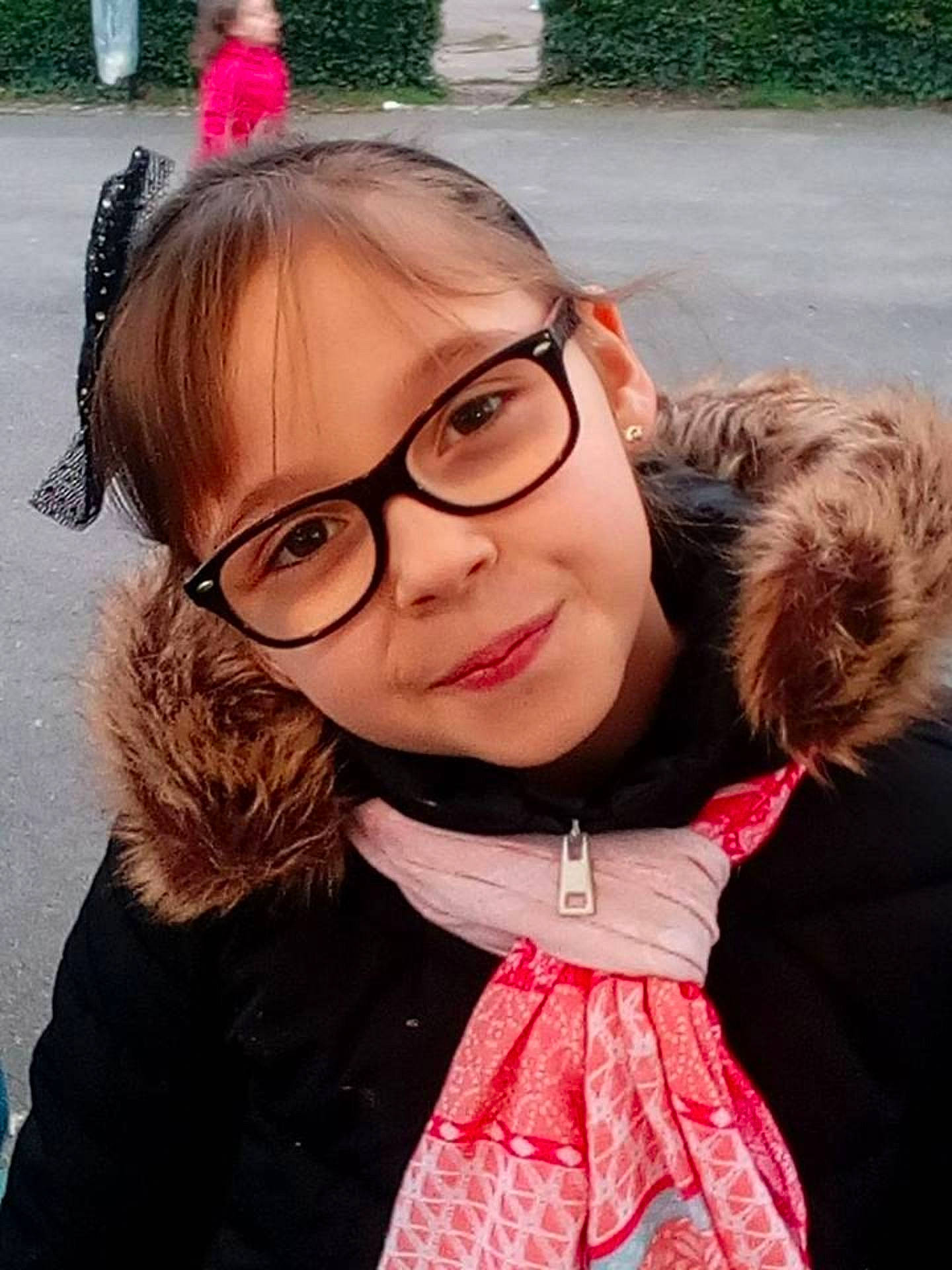 Kessy participe au concours pour gagner de l'argent avec cette photo : beauty, child, clothing, eye, facial_expression, fun, girl, glasses, hair, hairstyle, head, lady, organ, person, red, skin, smile, sunglasses, vision_care, woman