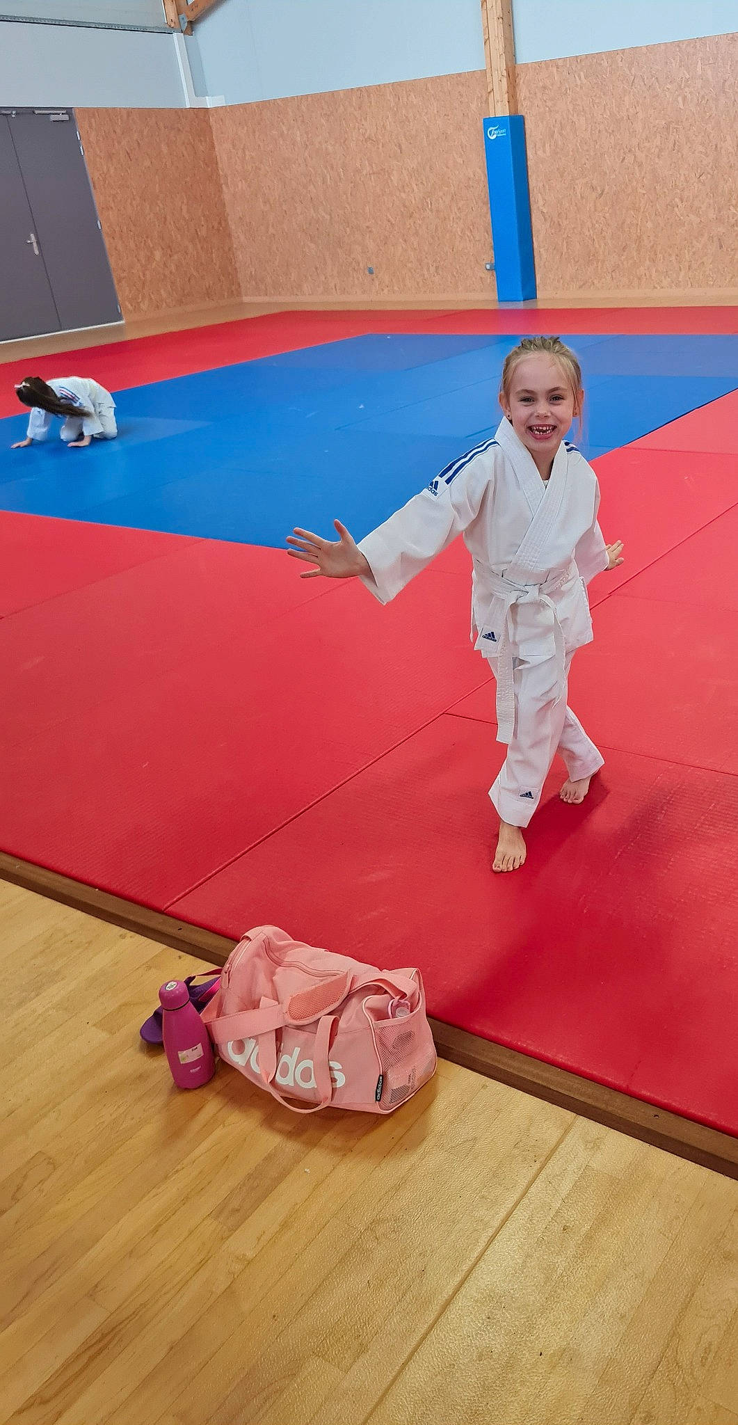 Amélia a rejoint le concours — aidez-le/la à gagner de superbes lots ! balance, carpet, combat_sport, contact_sport, floor, flooring, hardwood, japanese_martial_arts, joint, joy, karate, kung_fu, laminate_flooring, martial_arts, martial_arts_uniform, person, pink, red, sneakers, sports