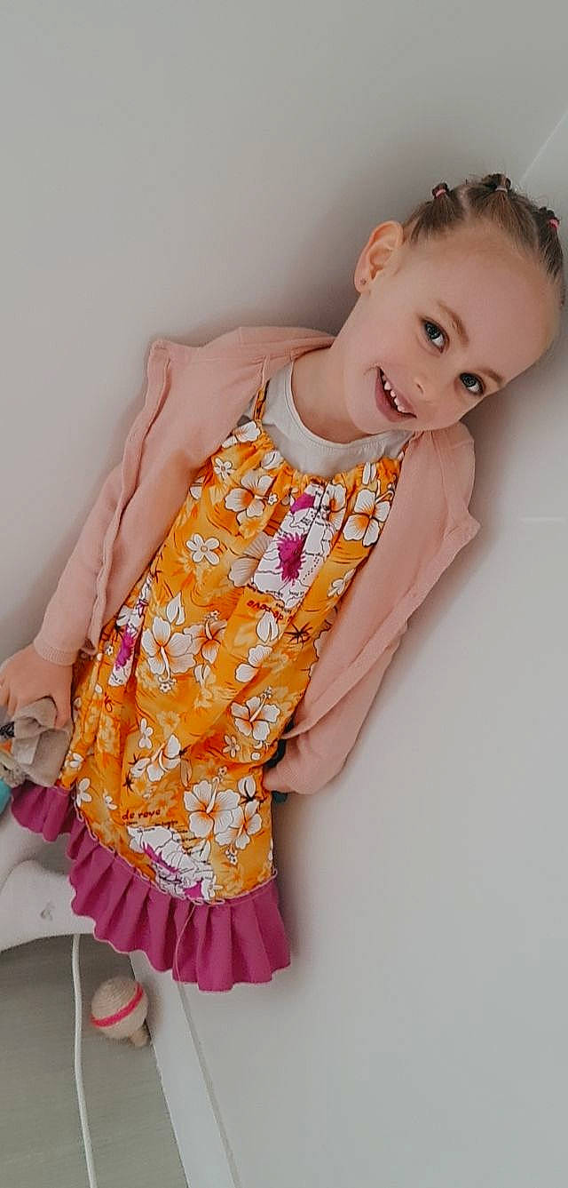 Amélia a rejoint le concours — aidez-le/la à gagner de superbes lots ! arm, baby, baby_toddler_clothing, child, collar, comfort, day_dress, dress, dress_shirt, fashion_design, finger, hand, joy, neck, pattern, peach, person, pink, shoulder, sleeve