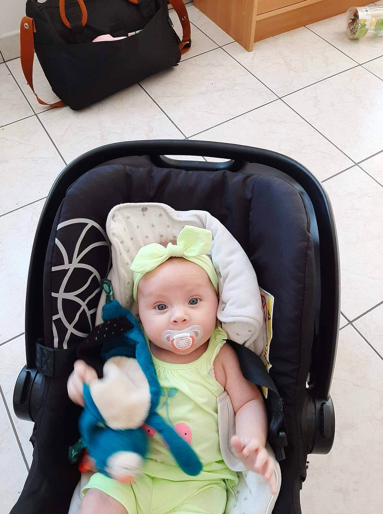 Rose a rejoint le concours — aidez-le/la à gagner de superbes lots ! baby, baby_carriage, baby_products, baby_safety, baby_toddler_clothing, bag, baggage, black, car_seat, chair, cheek, child, comfort, flooring, lap, luggage_and_bags, person, product, sitting, toddler