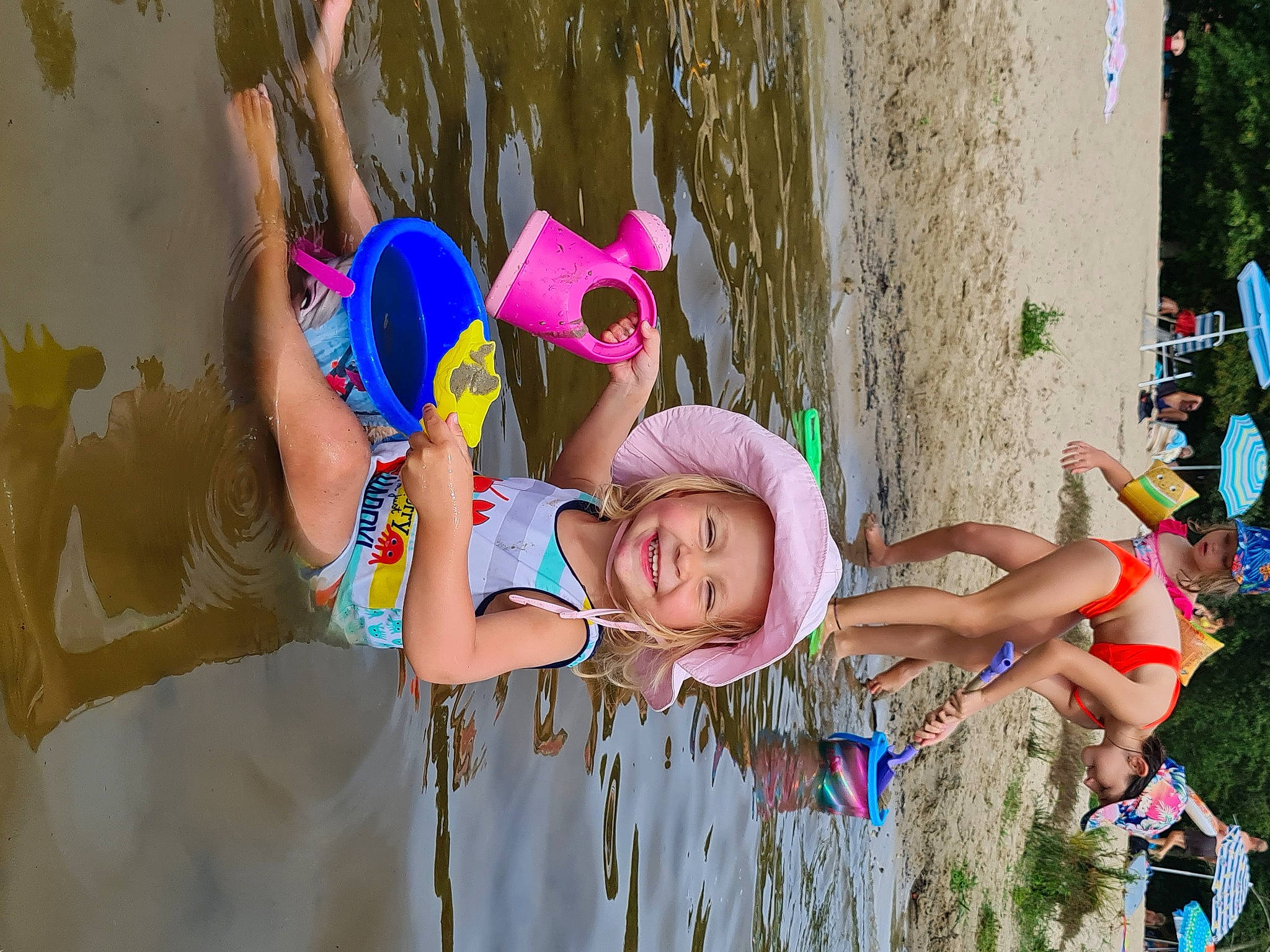 Rose a rejoint le concours — aidez-le/la à gagner de superbes lots ! adaptation, child, event, fun, happy, hat, headwear, joy, leisure, magenta, people_in_nature, person, pink, plant, play, recreation, shorts, smile, spring, summer