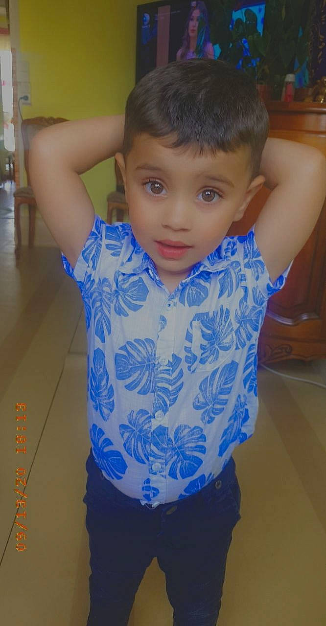 Giovani participe au concours pour gagner de l'argent avec cette photo : arm, black_hair, blue, cheek, child, child_model, cool, electric_blue, eye, face, forehead, hair, hairstyle, head, neck, nose, person, skin, t_shirt, toddler