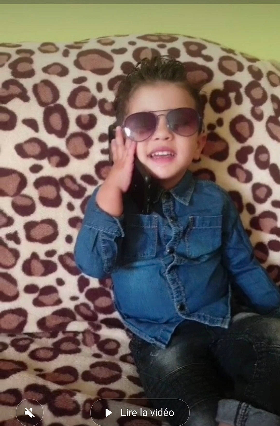 Giovani participe au concours pour gagner de l'argent avec cette photo : child, cool, eyewear, fun, glasses, jeans, person, sitting, smile, snapshot, sunglasses, vision_care