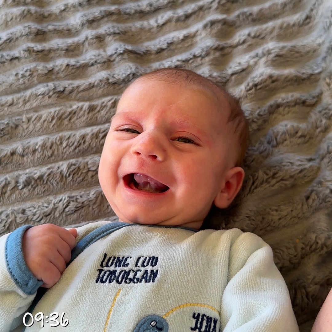 Antony a rejoint le concours — aidez-le/la à gagner de superbes lots ! baby, smiling, infant, blanket, pillow, clothing, dinosaur, texture, cute, happy, portrait, lying_down, indoors, young_child, face, hand, sleeves, cozy, soft, casual