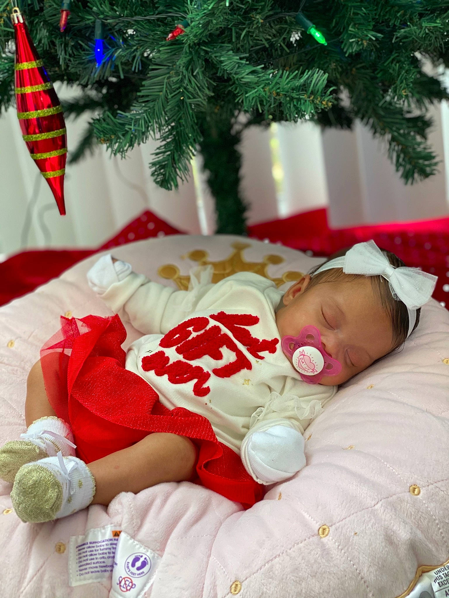 Alani is registered to the contest to win money with this photo: baby, baby_products, baby_sleeping, baby_toddler_clothing, child, christmas, christmas_decoration, christmas_eve, christmas_ornament, comfort, event, evergreen, holiday, holiday_ornament, human, interior_design, person, pine_family, plush, stuffed_toy