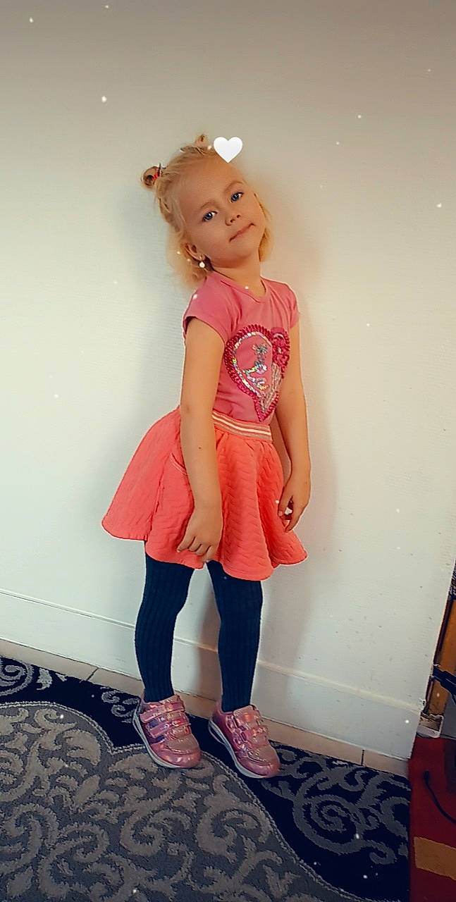 Eveline participe au concours pour gagner de l'argent avec cette photo : abdomen, baby_toddler_clothing, brown_hair, day_dress, face, fashion_design, human_leg, knee, leg, magenta, one_piece_garment, pattern, person, pink, sleeve, sock, sportswear, t_shirt, thigh, trunk