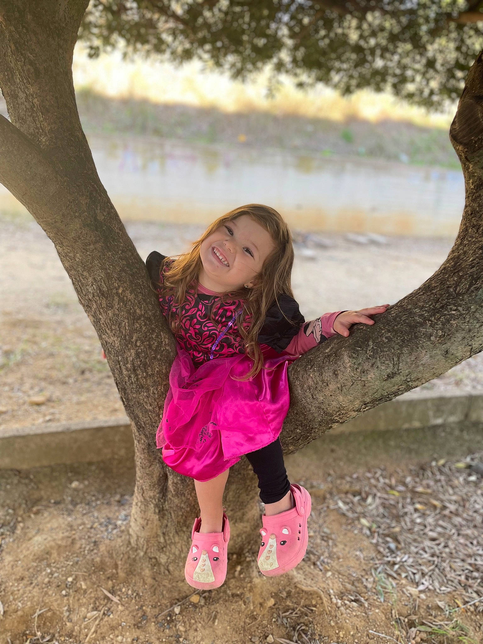 Kynai participe au concours pour gagner de l'argent avec cette photo : botany, branch, facial_expression, flash_photography, fun, grass, hairstyle, happy, joy, leaf, leisure, morning, nature, people_in_nature, person, plant, smile, tree, trunk, water