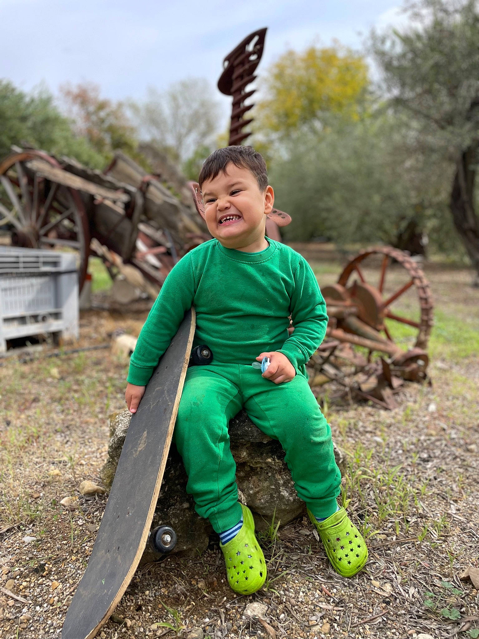 Eliackhym a rejoint le concours — aidez-le/la à gagner de superbes lots ! boot, child, eye, face, fun, grass, grassland, happy, jacket, joy, landscape, leisure, people_in_nature, person, recreation, sitting, sky, smile, soil, toddler