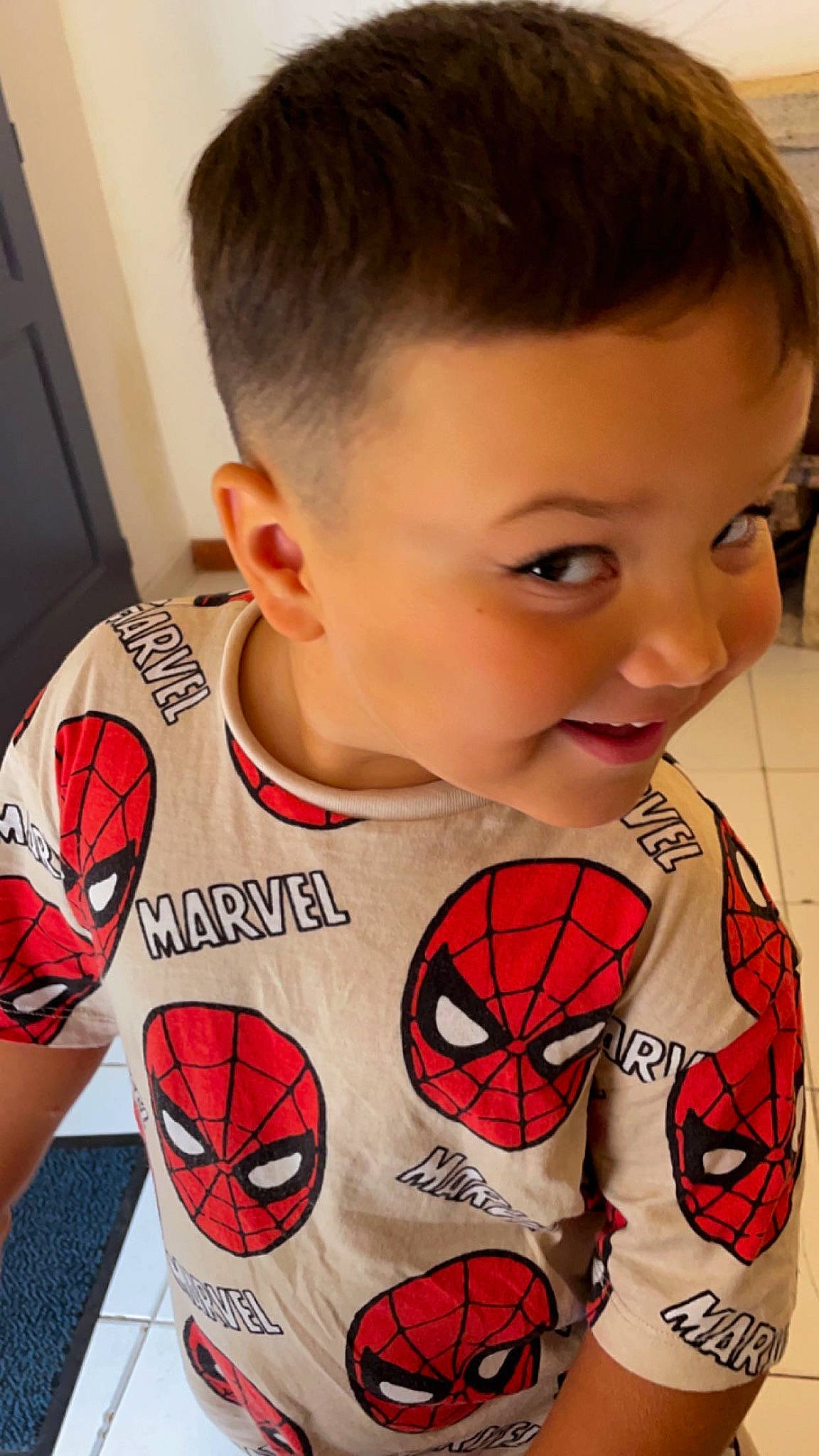 Eliackhym participe au concours pour gagner de l'argent avec cette photo : arm, ball, carmine, chest, fictional_character, flooring, football, head, human_body, illustration, mouth, muscle, orange, organ, person, smile, soccer_ball, spider_man, t_shirt, toddler