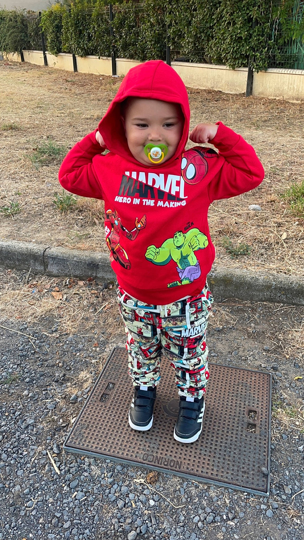 Eliackhym participe au concours pour gagner de l'argent avec cette photo : baby, baby_toddler_clothing, child, cool, face, fun, grass, happy, head, headwear, leaf, magenta, outerwear, pattern, person, personal_protective_equipment, shoe, sleeve, soil, t_shirt