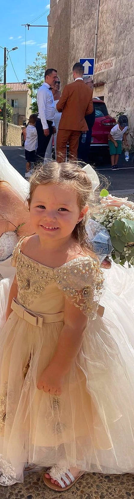 Kynai participe au concours pour gagner de l'argent avec cette photo : bridal_clothing, bridal_party_dress, dress, eye, facial_expression, fashion, flower, gown, hair, hairstyle, happy, head, iris, joy, person, photograph, pink, shoulder, skin, smile