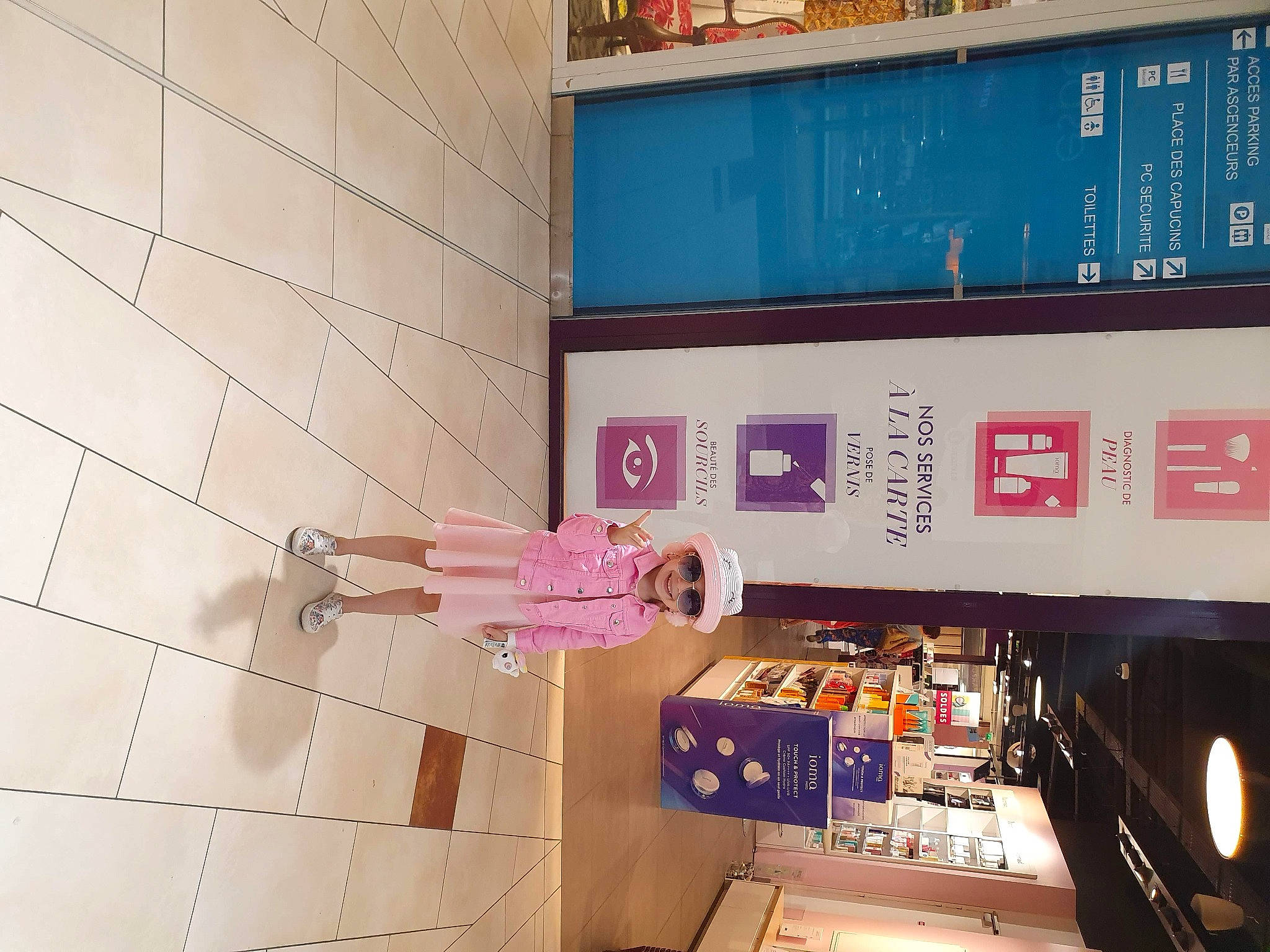 Sztella a rejoint le concours — aidez-le/la à gagner de superbes lots ! headwear, joy, material_property, person, room, snapshot