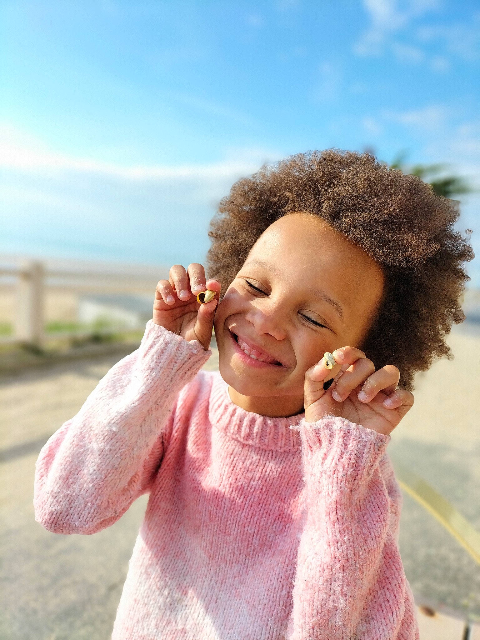 Jade participe au concours pour gagner de l'argent avec cette photo : baby, baby_toddler_clothing, cheek, child, cloud, fun, gesture, grass, happy, joy, leisure, lip, nose, people_in_nature, person, skin, sky, sleeve, smile, summer