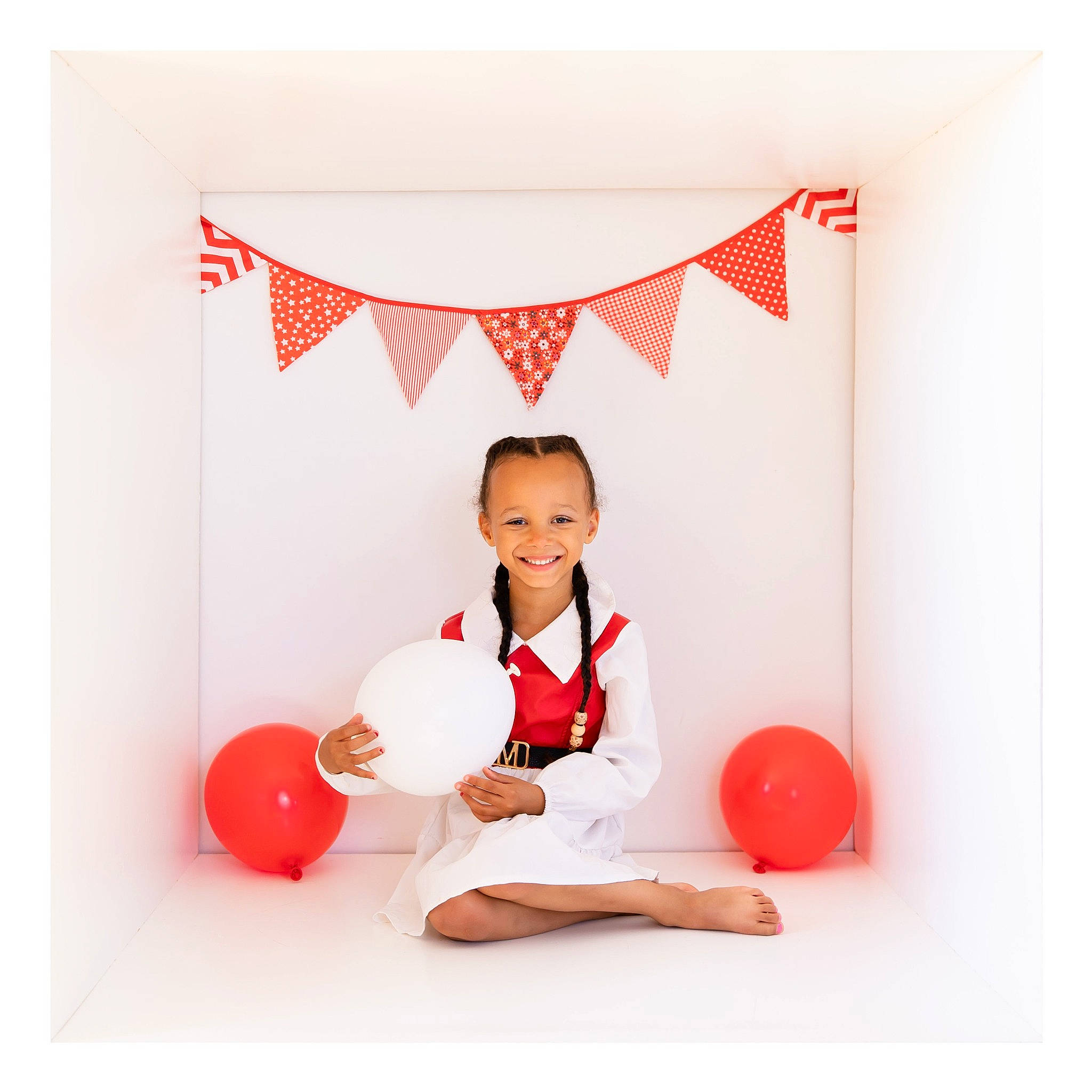 Jade a rejoint le concours — aidez-le/la à gagner de superbes lots ! abdomen, balloon, boxing, event, font, happy, human_body, joy, knee, leg, party_supply, person, physical_fitness, poster, red, room, shirt, sitting, sleeve, smile