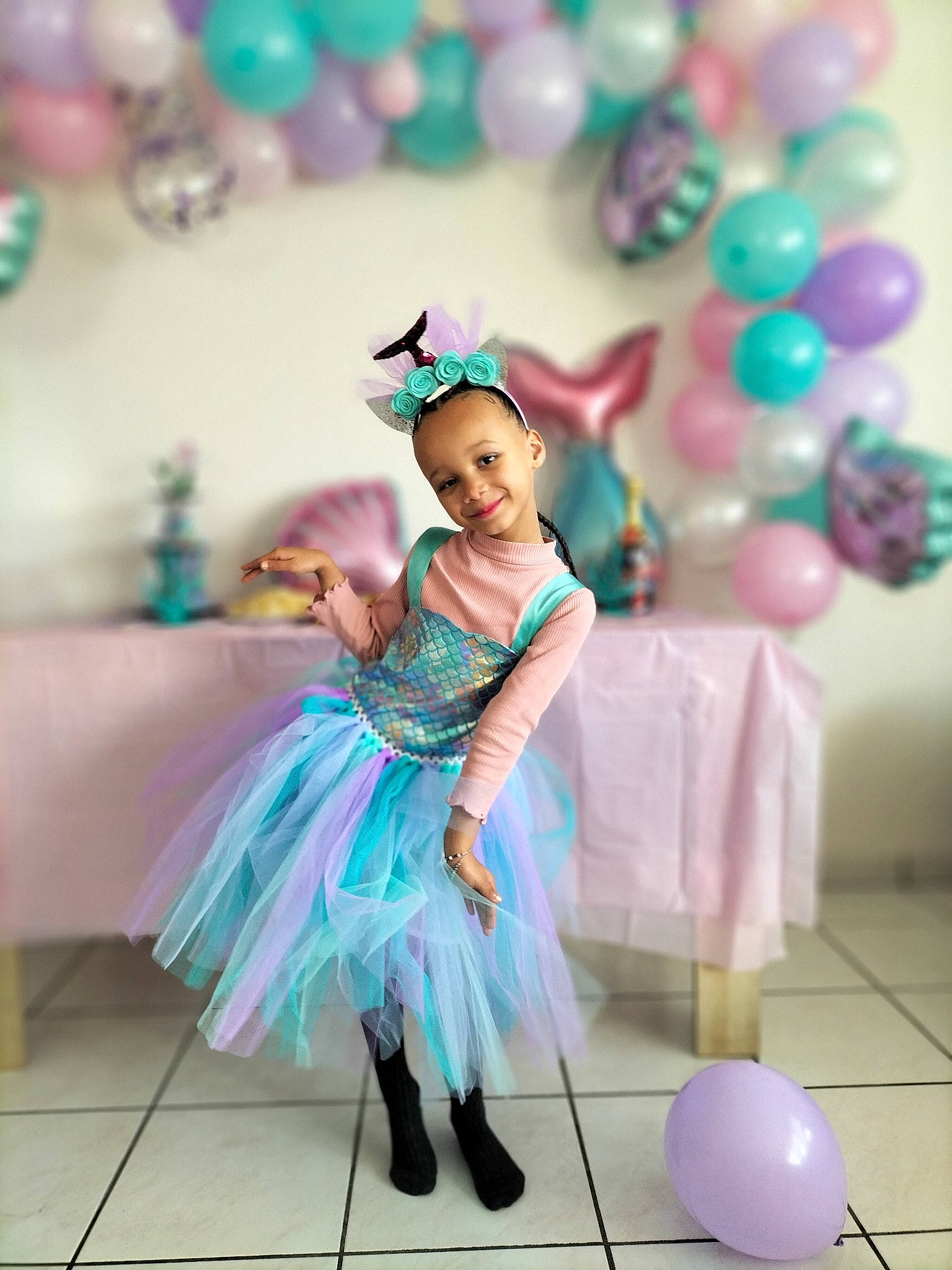 Jade a rejoint le concours — aidez-le/la à gagner de superbes lots ! aqua, art, azure, balloon, beauty, dance, dress, electric_blue, entertainment, event, fashion_design, fun, happy, headpiece, joy, party, party_supply, performing_arts, person, pink