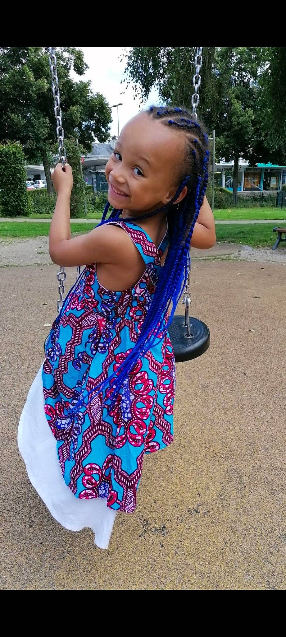 Jade participe au concours pour gagner de l'argent avec cette photo : baby_toddler_clothing, beauty, day_dress, dress, electric_blue, fun, grass, hairstyle, happy, joint, joy, leisure, neck, pattern, person, pink, plant, shoulder, sleeve, toddler