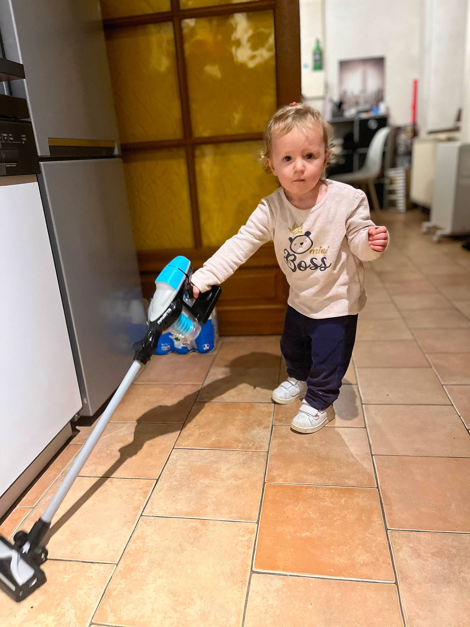 Dyna a rejoint le concours — aidez-le/la à gagner de superbes lots ! baby, baby_toddler_clothing, child, cleanliness, door, floor, flooring, fun, hardwood, household_cleaning_supply, joint, laminate_flooring, leg, person, play, room, standing, toddler, varnish, wood