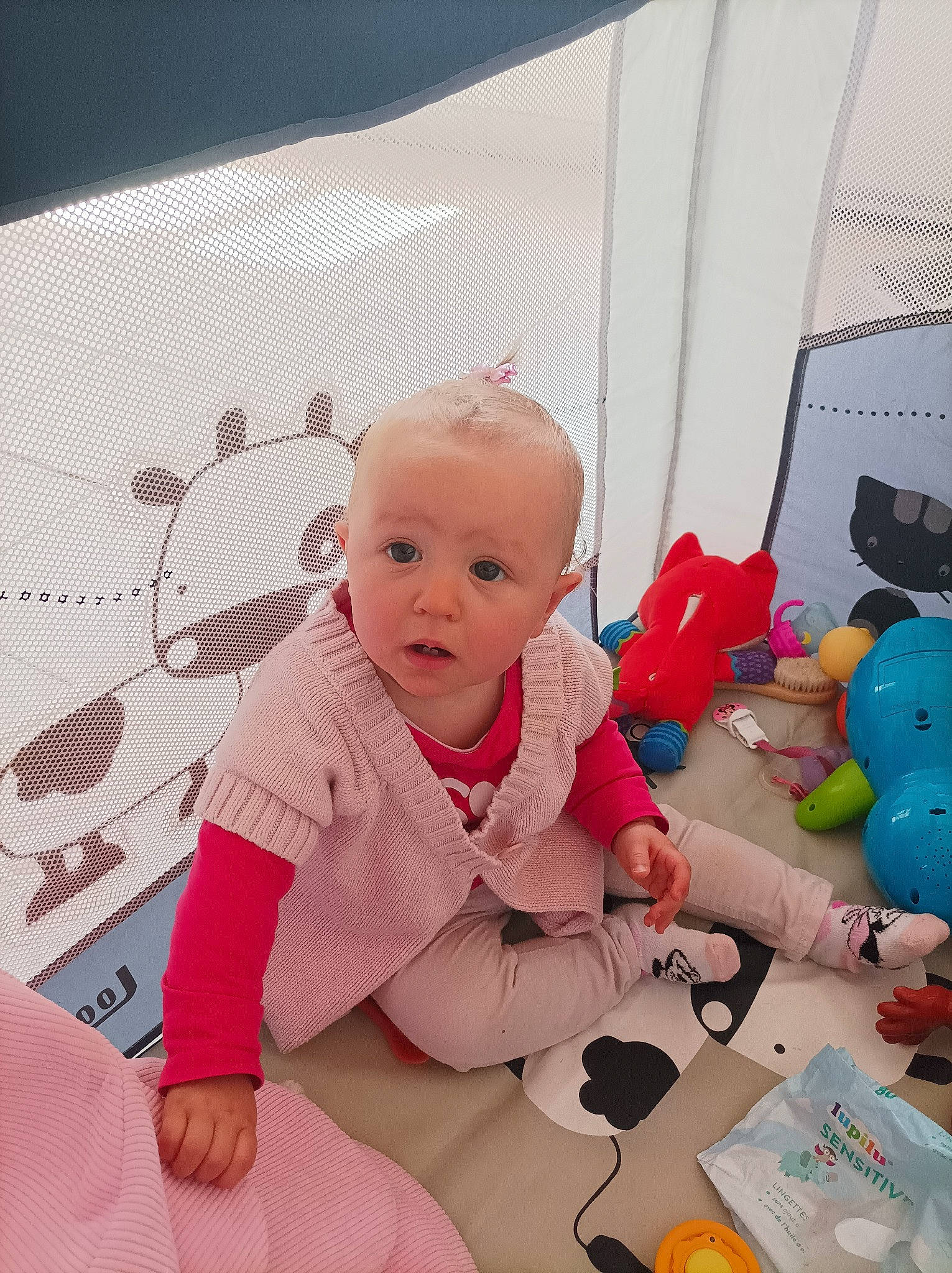 Dyna a rejoint le concours — aidez-le/la à gagner de superbes lots ! baby, baby_products, baby_toddler_clothing, baby_toys, balloon, child, comfort, flooring, fun, pattern, person, plastic, play, room, sitting, sock, stuffed_toy, surprise, tableware, textile