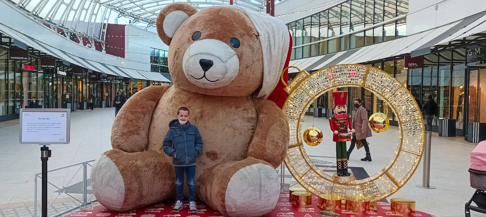 Mathéo a rejoint le concours — aidez-le/la à gagner de superbes lots ! bear, circle, event, fun, fur, hat, joy, leisure, mascot, person, photograph, recreation, snout, stuffed_toy, teddy_bear, tourism, toy, wheel, winter, wood