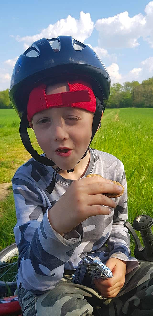 Mathéo participe au concours pour gagner de l'argent avec cette photo : bicycle_helmet, bicycles_equipment_and_supplies, camera, cloud, cool, eyewear, fun, glove, grass, grassland, green, headwear, helmet, motorcycle_helmet, person, personal_protective_equipment, plant, recreation, sky, sports_equipment