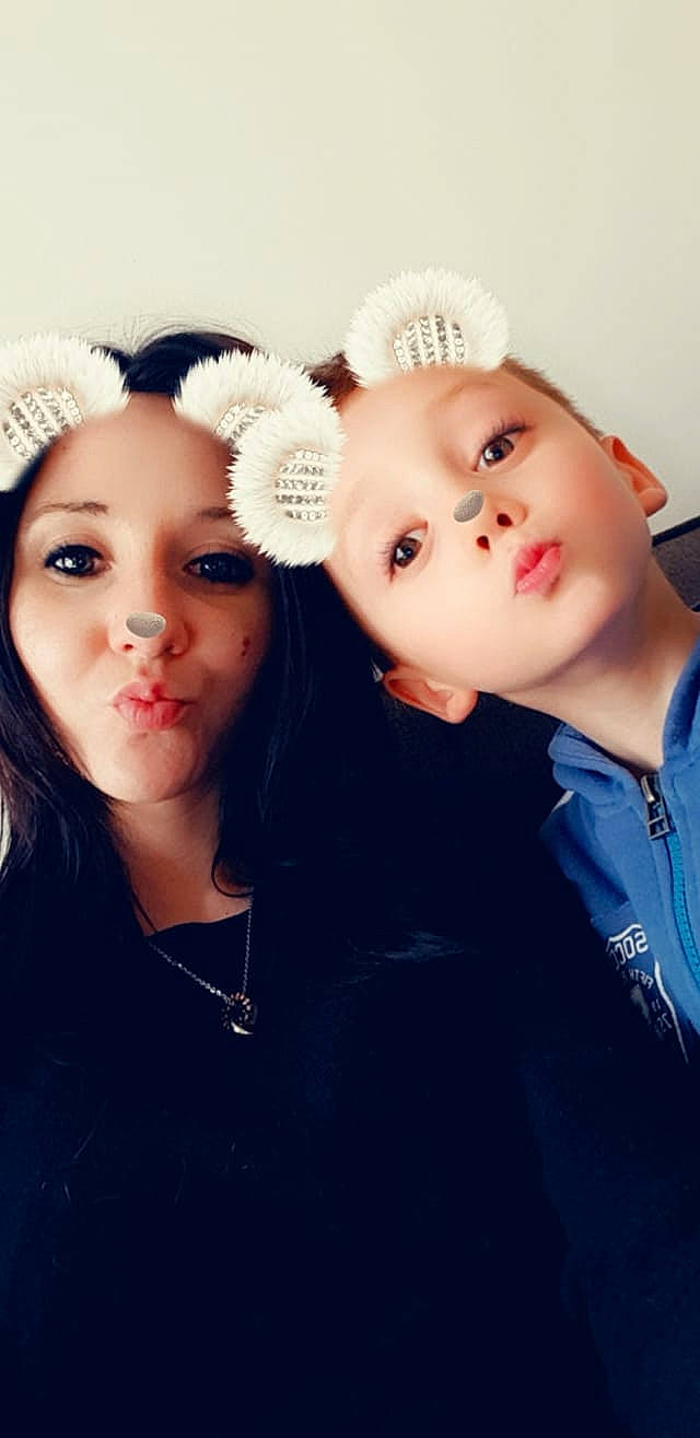 Mathéo a rejoint le concours — aidez-le/la à gagner de superbes lots ! cap, chin, clothing, cool, dress, eye, eyebrow, eyelash, face, flash_photography, happy, headgear, iris, lip, neck, outerwear, person, petal, plant, shoulder