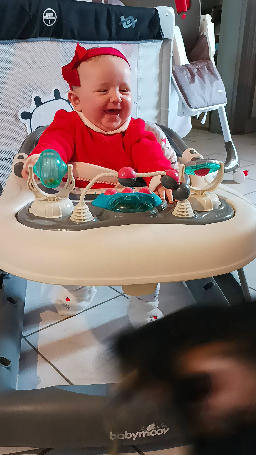 Dyna participe au concours pour gagner de l'argent avec cette photo : baby, baby_products, baby_toddler_clothing, chair, child, event, fun, furniture, leisure, person, personal_protective_equipment, play, recreation, room, sitting, skin, smile, t_shirt, table, toddler