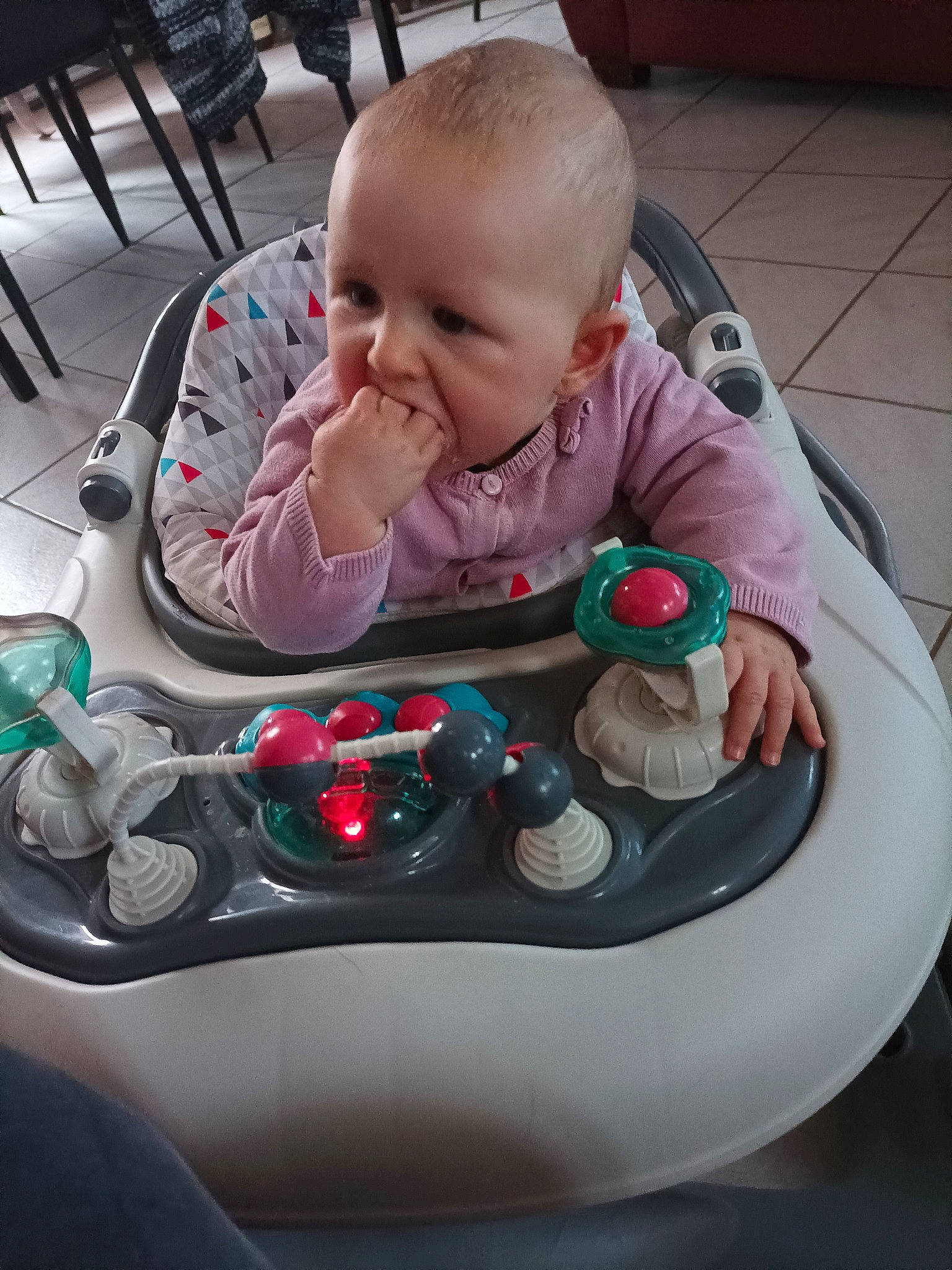 Dyna a rejoint le concours — aidez-le/la à gagner de superbes lots ! audio_equipment, baby, baby_products, baby_toddler_clothing, baby_toys, carmine, chair, child, comfort, fun, gadget, game_controller, head, human_body, input_device, person, play, recreation, sitting, toddler