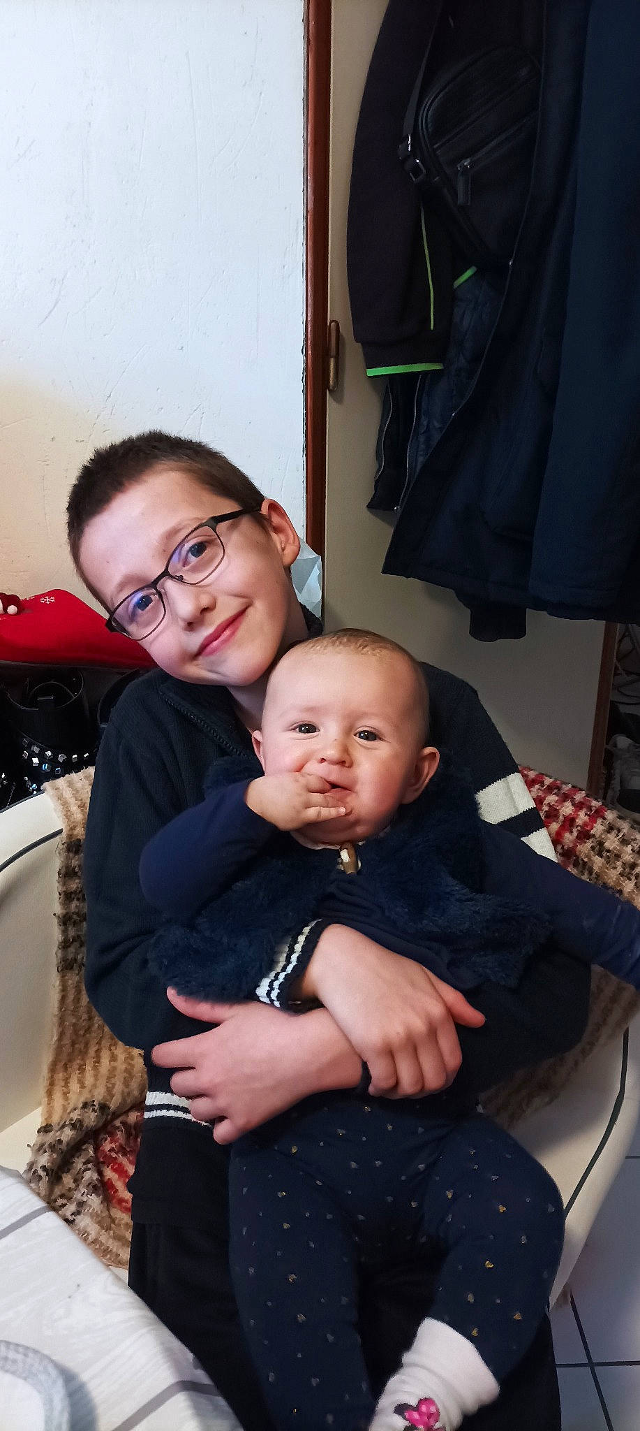 Dyna participe au concours pour gagner de l'argent avec cette photo : baby, baby_toddler_clothing, chair, child, comfort, event, eyewear, fun, glasses, happy, joy, lap, living_room, person, room, sitting, skin, smile, thigh, toddler