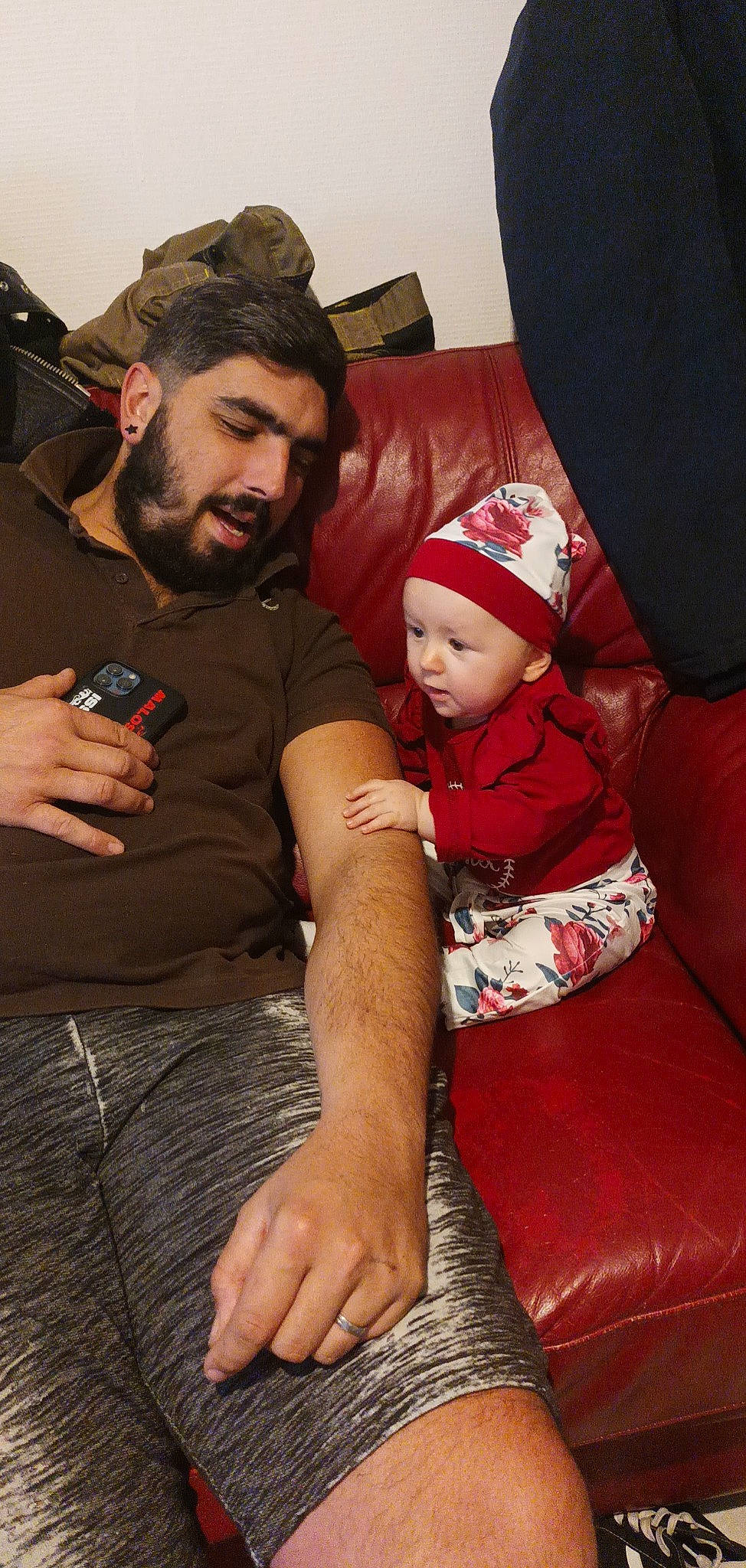 Dyna participe au concours pour gagner de l'argent avec cette photo : baby, baseball_cap, beard, cap, carmine, child, comfort, couch, event, face, fun, hand, happy, headgear, headwear, lap, moustache, mouth, person, sitting
