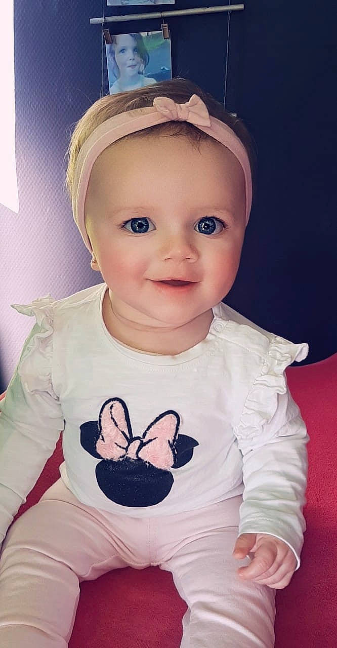 Myla a rejoint le concours — aidez-le/la à gagner de superbes lots ! baby, baby_products, baby_toddler_clothing, cheek, child, ear, eye, face, hair_accessory, head, headband, headgear, lip, person, pink, product, skin, sleeve, smile, t_shirt