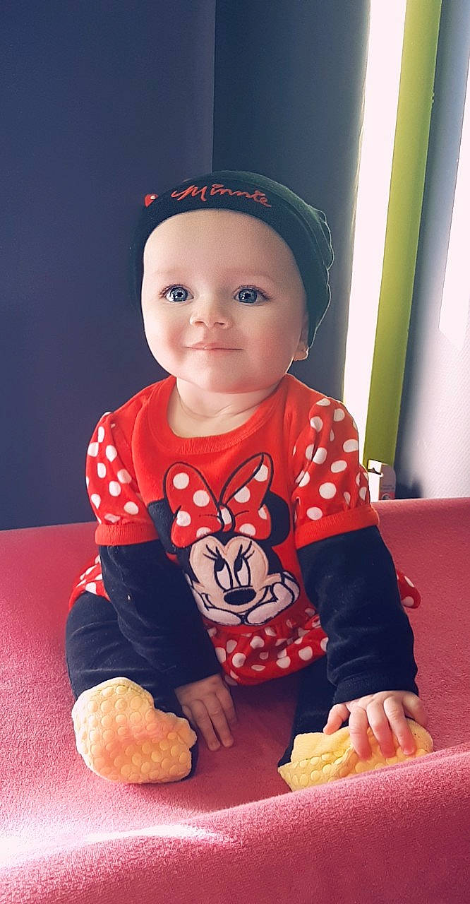 Myla participe au concours pour gagner de l'argent avec cette photo : baby, baby_toddler_clothing, cheek, child, head, joy, person, play, sitting, skin, smile, toddler