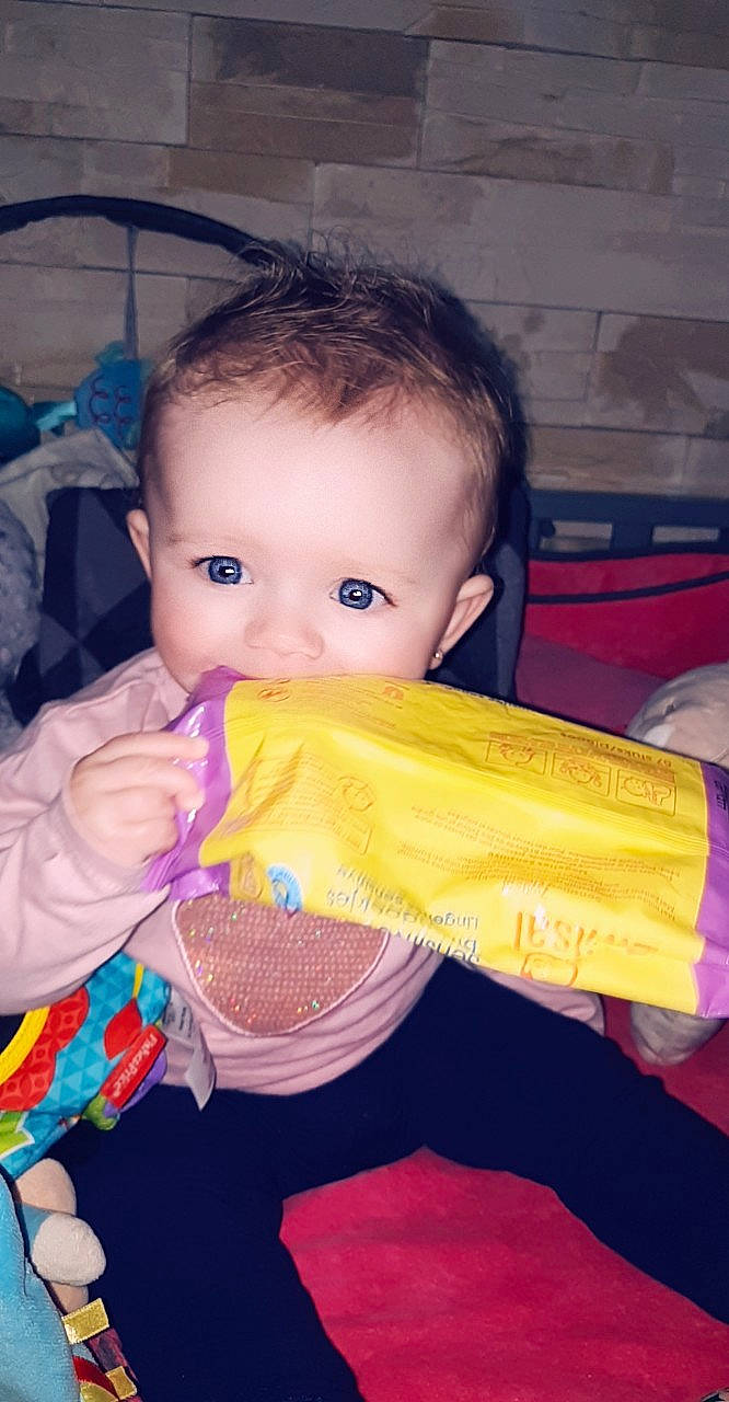 Myla participe au concours pour gagner de l'argent avec cette photo : baby, cheek, child, eye, iris, neck, nose, person, play, skin, toddler