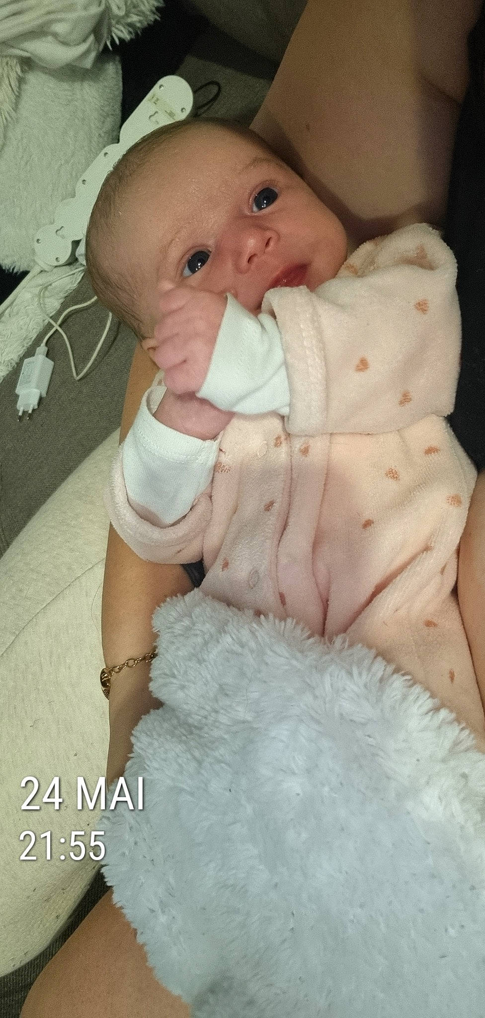 Lio participe au concours pour gagner de l'argent avec cette photo : abdomen, baby, baby_products, baby_toddler_clothing, cheek, chest, child, comfort, eye, eyelash, linens, lip, person, room, sitting, sleeve, stomach, thumb, toddler, trunk