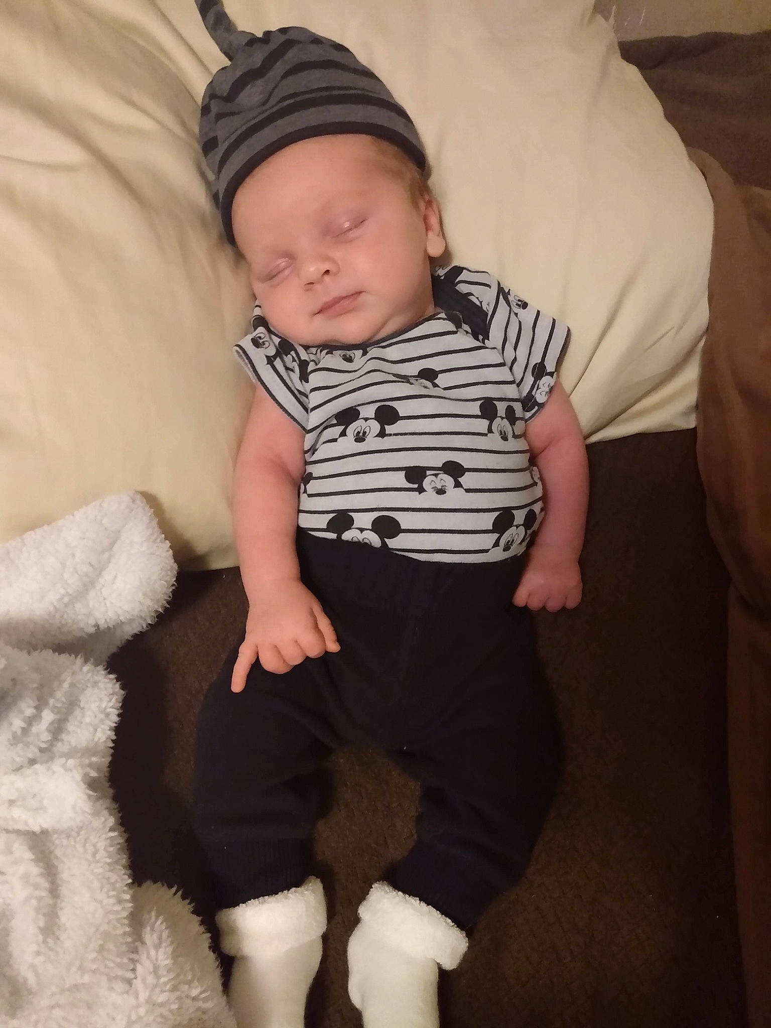 Gavin is registered to the contest to win money with this photo: baby, baby_toddler_clothing, cheek, child, comfort, face, finger, fun, human_body, human_leg, knee, leg, pattern, person, skin, sleeve, sock, textile, thigh, toddler