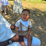 Siaka participe au concours pour gagner de l'argent avec cette photo : baby, child, smile, happy, outdoor, grass, garden, adult, holding, suspenders, bib, shorts, people, trees, sunlight, casual_clothing, shoes, watch, nature, daytime