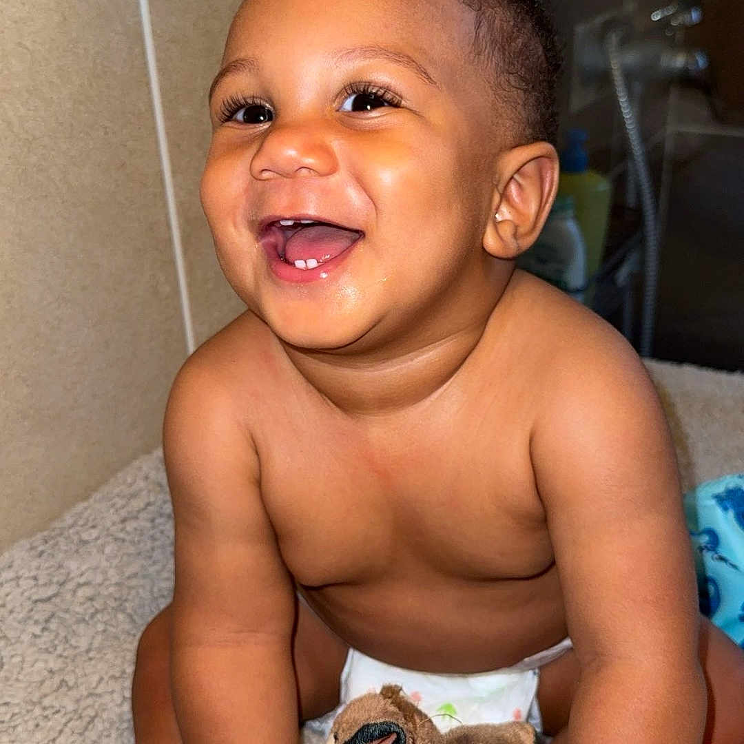 Siaka a rejoint le concours — aidez-le/la à gagner de superbes lots ! baby, bathroom, child, cute, diaper, expression, face, happy, indoor, infant, joy, person, plush_toy, sitting, skin, smiling, soft_texture, towel, toy, young_child