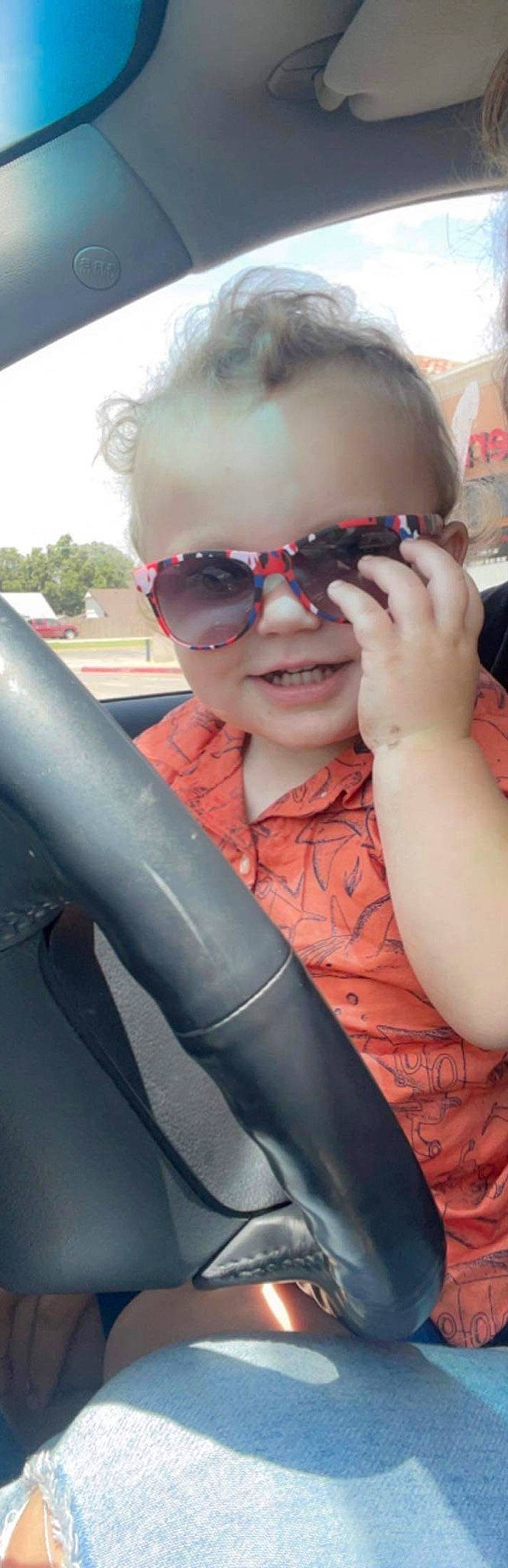 Leeland is registered to the contest to win money with this photo: cool, eyewear, finger, fun, gesture, glasses, goggles, hand, happy, joy, lip, mammal, mouth, organ, person, personal_protective_equipment, pink, skin, smile, sunglasses