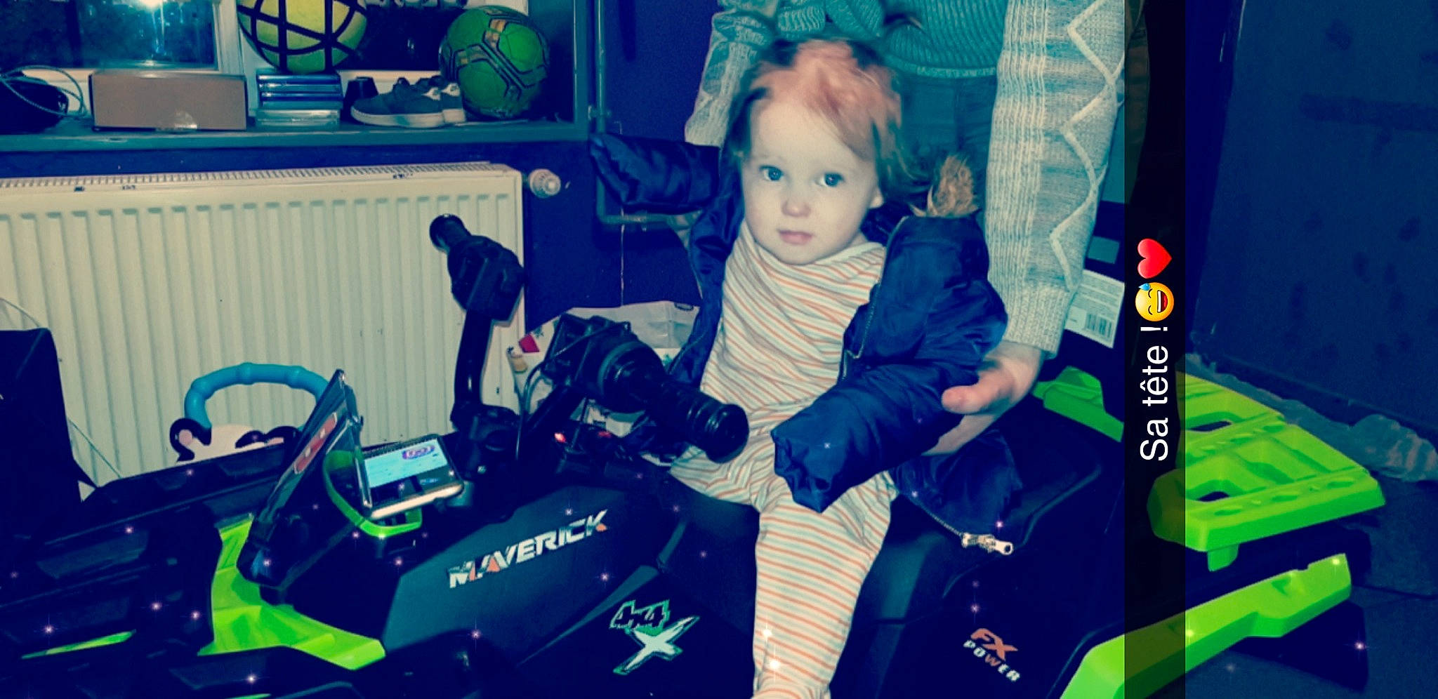 Luna participe au concours pour gagner de l'argent avec cette photo : audio, blue, fun, music, person, product, recreation, snapshot, space, technology, toddler