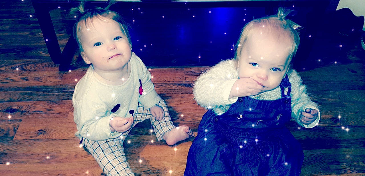 Lana participe au concours pour gagner de l'argent avec cette photo : blue, child, emotion, facial_expression, friendship, fun, girl, happiness, person, photograph, product, smile, snapshot, space, toddler