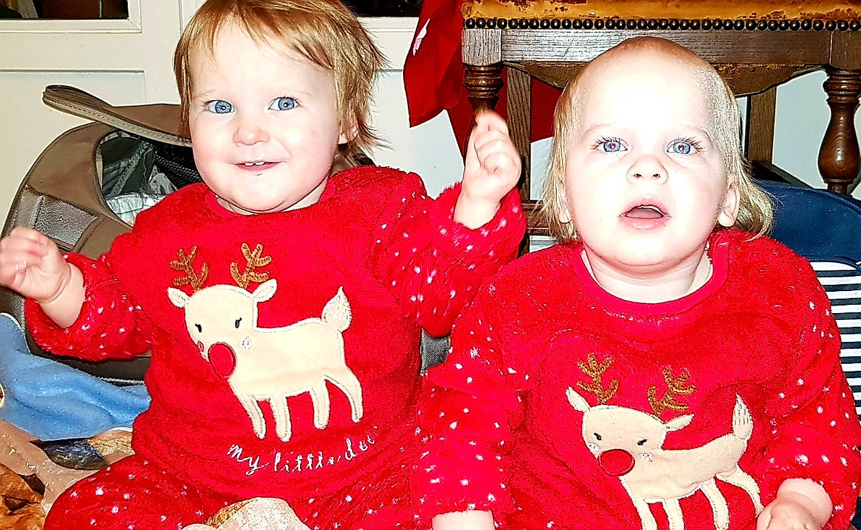 Lana participe au concours pour gagner de l'argent avec cette photo : boy, child, christmas, christmas_decoration, event, facial_expression, fun, girl, happiness, holiday, infant, joy, lap, person, play, red, skin, smile, textile, toddler